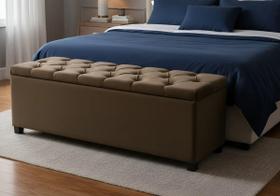 Baú Clássico Estofado Em Capitonê Tamanho Queen 160x40x45cm Na Cor Marrom Baú Clássico Estofado Em Capitonê Tamanho Queen 160x40x45cm Na Cor Marrom