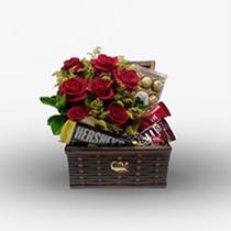 Baú Mix Romântico de Rosas e chocolates - Floresdeliz.com