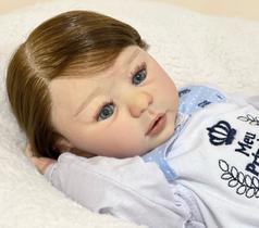 Bebe Reborn Boneca Príncipe Fio A Fio Toma Banho Vinil, 50cm , Enxoval completo com 16 Itens