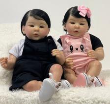 Bebê Reborn Gêmeos Realistas Kilyn Menino e Menina Corpo Inteiro Silicone Toma Banho Cabelo Fio a Fio 50cm, 2kg cada Enxoval Completo
