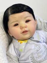 Bebê Reborn Guilherme Menino Corpo Inteiro Silicone 50cm Cabelo Fio a Fio Realista Enxoval Completo