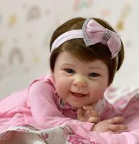 Bebê Reborn Maize Menina Vinil Silicone, Toma Banho e Enxoval Completo com 21 Itens A Doçura da Ana Dolls com Certidão de Nascimento, 50cm de altura Bebê Reborn Maize Menina Vinil Silicone, Toma Banho e Enxoval Completo com 21 Itens A Doçura da Ana Dolls com Certidão de Nascimento, 50cm de altura