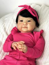 Bebê Reborn Menina Oriental Ana Dolls Corpinho de Tecido Olhos Pretos Cabelo Fio a Fio 51cm, 1.7kg Enxoval PRONTA ENTREGA