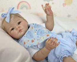Bebê Reborn Menina Realista, Mama e Faz Xixi, Corpo Inteiro de V. Silicone e Pode Tomar Banho, Cabelo Loiro Fio a Fio com Olhos Azuis Bebê Reborn Menina Realista, Mama e Faz Xixi, Corpo Inteiro de V. Silicone e Pode Tomar Banho, Cabelo Loiro Fio a Fio com Olhos Azuis