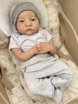 Bebê Reborn Menino Levi Careca Ana Dolls, Corpo Vinil Silicone Pode Dar Banho, Realismo e Enxoval Completo com 15 Itens, 50cm de Altura