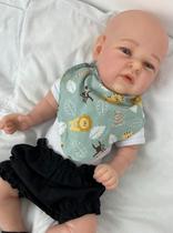 Bebê Reborn Menino Mary Ann Careca Silicone Boneco Realista 50cm Toma Banho e Faz Pipi Olhos Azuis Enxoval Completo