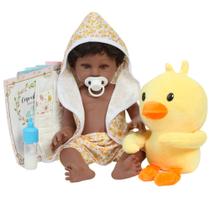 Bebê Reborn Menino Negro Com Roupão de Patinho e Pelúcia Bebê Reborn Menino Negro Com Roupão de Patinho e Pelúcia