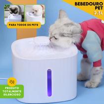 Bebedouro Elevado Automático para Pets 2,5L com Filtro Fonte Elétrica Silenciosa para Gatos e Cães Pequenos Bebedouro Elevado Automático para Pets 2,5L com Filtro Fonte Elétrica Silenciosa para Gatos e Cães Pequenos