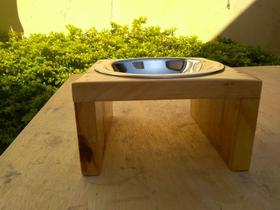 Bebedouro ou comedouro elevado simples