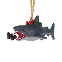 Bella Haus Design 3 "Santa Shark Attack Engraçado Ornamento da Árvore de Natal Ornamento de resina de figurinhas de árvores Presente humorístico perfeito para troca de presentes secretos de Papai Noel ou elefante branco (tubarão)
