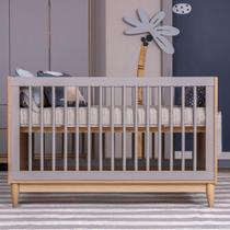 Berço Americano 2 em 1 vira Mini Cama em MDF e Madeira Maciça Certificado Inmetro Linha Tomi Cinza com Carvalho Malva Brinde Colchão