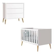 Berço Americano e Cômoda Gaveteiro Infantil Theo Branco Acetinado com Pés Madeira Natural Reller Berço Americano e Cômoda Gaveteiro Infantil Theo Branco Acetinado com Pés Madeira Natural Reller