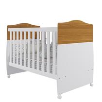 Berço Cama Conforto Quarto Bebê 100% Mdf Vira Cama Rodízios Grade De Proteção Luxo Cor Branco/Nature