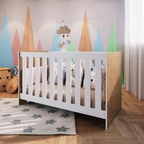 Berço Infantil Cama 3 em 1 Multifuncional 133cm com Regulagem de Altura e Grade em MDF Quarto de Bebê Nogal com Branco