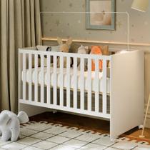 Berço Infantil Soft Americano 130x70 com Rodízios, Grade Fixa, MDF e MDP, Branco com Amadeirado, Seguro e Moderno para Quarto de Bebê