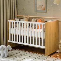 Berço Infantil Soft Padrão Americano Branco e Amadeirado com Rodízios Estrutura em MDF MDP para Quarto de Bebê Moderno Seguro