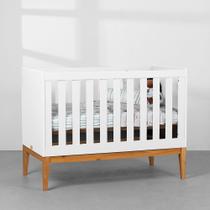 Berço Mini Cama Noah Square com Pés em Madeira Branco Fosco