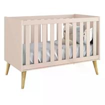 Berço Mini Cama Theo Rosa Fosco com Pés Madeira Natural - Reller Móveis Berço Mini Cama Theo Rosa Fosco com Pés Madeira Natural - Reller Móveis