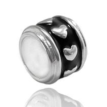 Berloque Charm Separador Redondo Preto com Coração Banhado a Prata Semijoia