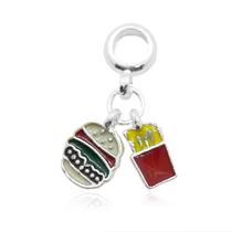 Berloque de hambúrguer com batata frita banhada a prata