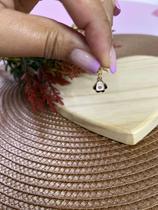 Berloque Infantil Pinguim Resinado Folheado a Ouro