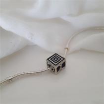 Berloque prata 925 cubo com quadrados