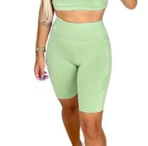 Bermuda cintura alta com bolso verde