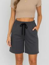 Bermuda de Moletom Feminina Chumbo Básica Liso com Bolso e Cordão - Shorts de moletom para mulher Bermuda de Moletom Feminina Chumbo Básica Liso com Bolso e Cordão - Shorts de moletom para mulher