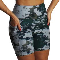 Bermuda fitness cós alto meia coxa com bolso estampa militar