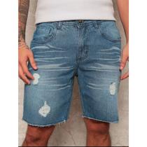 Bermuda Jeans Masculina Escura com Detalhes Claros e Puídos