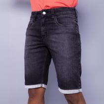 Bermuda Masculina Jeans Lavagem Escura Puídos Barra Dobrada
