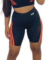 Bermuda preta com listras laterais laranja