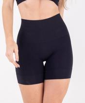 Bermuda Redutora que modela o bumbum
