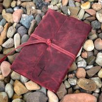 Bíblia com capa em couro texas red com amarração - Cort Couros