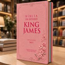 Bíblia Feminina de Estudo King James KJA Letra Grande Full Color Flores Rosa Bíblia Feminina de Estudo King James KJA Letra Grande Full Color Flores Rosa