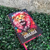 Bíblia Feminina Leão Seja Forte e Corajosa Lateral Rosa LETRA HIPER GIGANTE Com Harpa e Índice