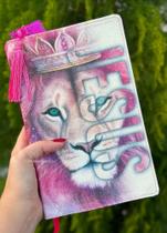 Bíblia Glitter 100% leão JESUS Pink + marca páginas glitter pink - Cpp