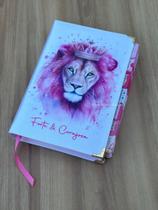 Bíblia NTLH Leão rosa Forte e corajosa com abas adesivas pink coladas