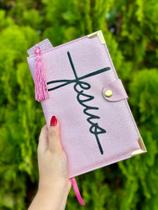 Bíblia NVI Carteira Glitter rosa JESUS + marca páginas