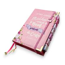 Bíblia Sagrada Feminina ARC Letra Jumbo Rosa Personalizada com Abas, Elástico, Fitilho e Pingente Mulher Você é o Bom Perfume
