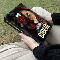 Bíblia Sagrada Leão Com Rosas Vermelhas Capa Dura Com Harpa LETRAS MÉDIAS e FOLHA ECOLÓGICA