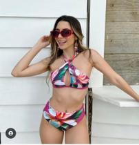 Biquíni hot pants e pareo