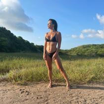 Biquini ingleses preto empina bumbum