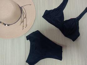 Biquini preto, sem bojo, estampa lisa.