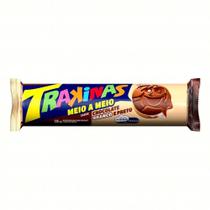 Biscoito Recheado Trakinas Meio a Meio chocolate ao leite e branco de 126g Embalagem com 54 Unidades