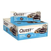 Biscoitos e creme de chocolate mergulhados em Protein Bars Quest Nutrition