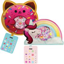 BIZYBOO - The Original Seek & Find Plush - Jogo educacional de combinação para solução de problemas de busca de objetos escondidos para crianças de 2 anos ou mais - pacote com 2 (Daisy & Peaches)