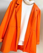 Blazer alfaiataria com botão e bolso falso