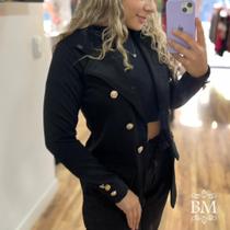 Blazer Alongado, Preto, Ponto Roma com Elastano, Lapela, Revél e Gola Dupla, Botão Brasão, Enncante BM1109P Blazer Alongado, Preto, Ponto Roma com Elastano, Lapela, Revél e Gola Dupla, Botão Brasão, Enncante BM1109P