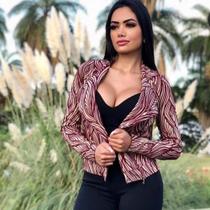 Blazer D&A com detalhe zíper cromado,gordura modelo alfaiataria disponível na cor preta e vermelha